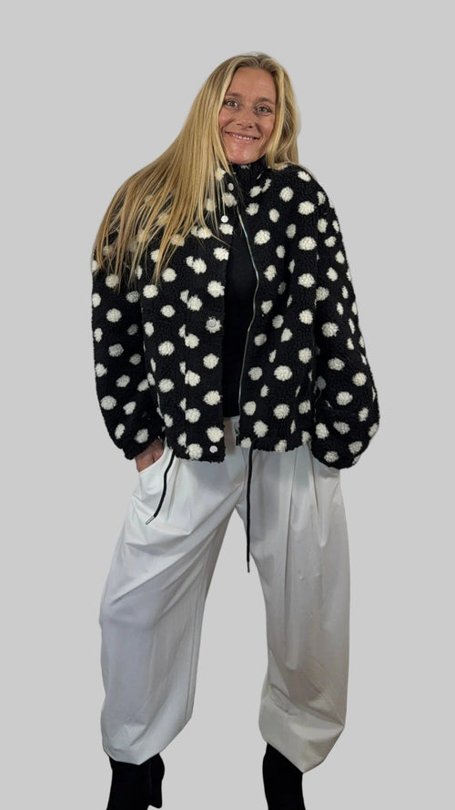 "FLOCKI" – kuschelige Teddyjacke mit Punkten